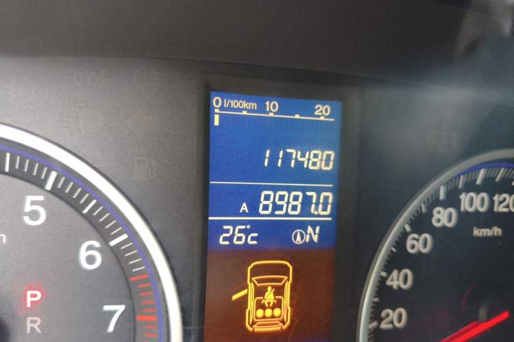 Used Honda CR-V 2010 2.4L automatic four-wheel drive luxury version Odometer Close Up