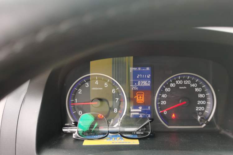 Used Honda CR-V 2010 2.0L manual two-wheel drive urban version Odometer Close Up