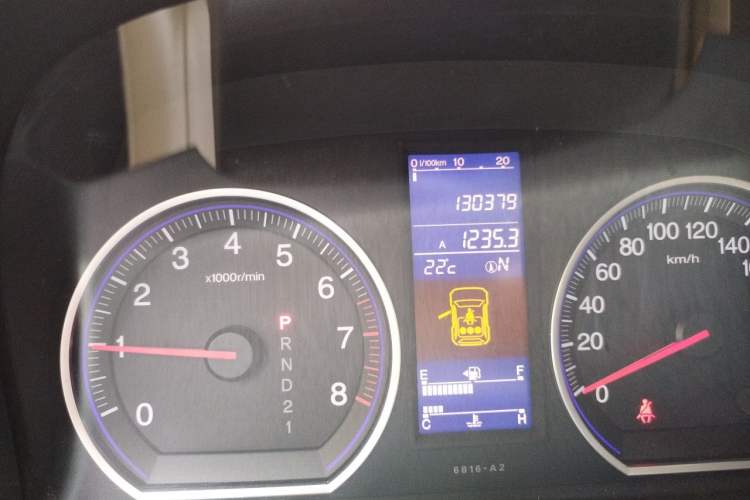 Used Honda CR-V 2010 2.4L automatic four-wheel drive luxury version Odometer Close Up