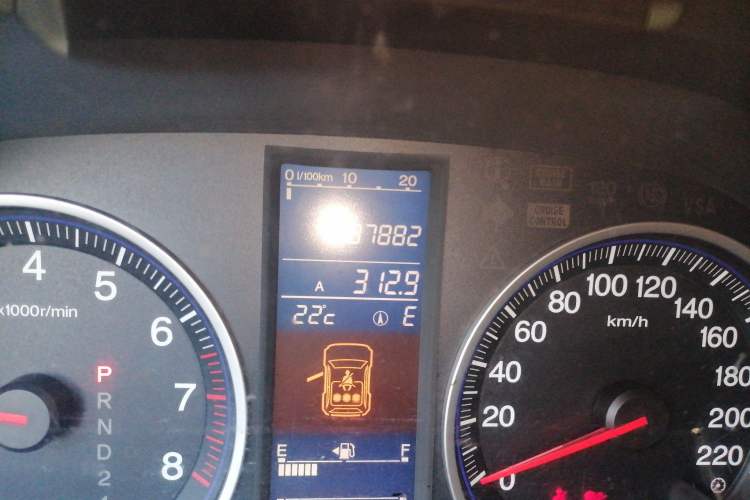 Used Honda CR-V 2010 2.4L automatic four-wheel drive luxury version Odometer Close Up