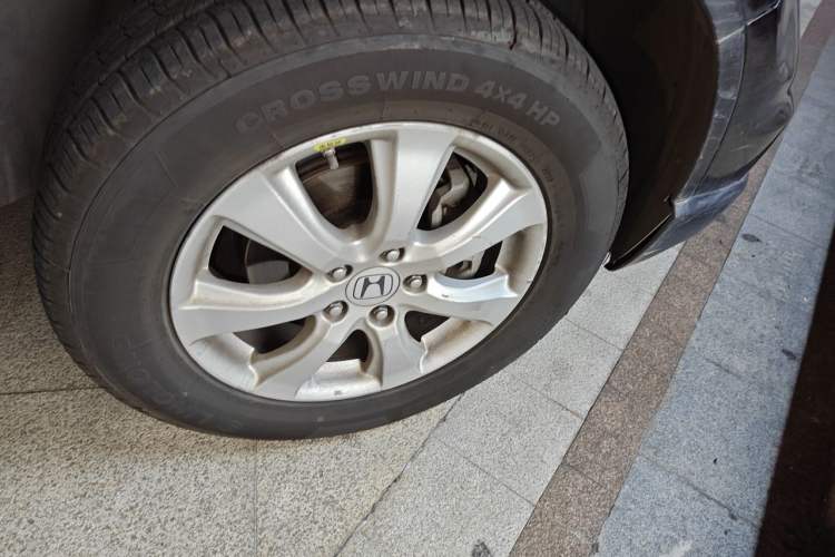 Used Honda CR-V 2010 2.0L automatic two-wheel drive urban version Right Front Wheel Hub