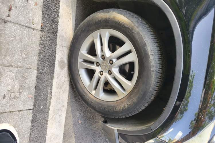 Used Honda CR-V 2010 2.4L automatic four-wheel drive luxury version Right Front Wheel Hub