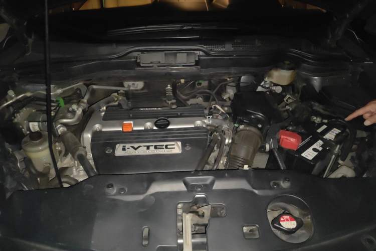 Used Honda CR-V 2010 2.4L automatic four-wheel drive luxury version Engine Bay