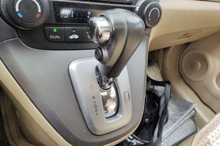 Used Honda CR-V 2010 2.4L automatic four-wheel drive luxury version Gear Lever