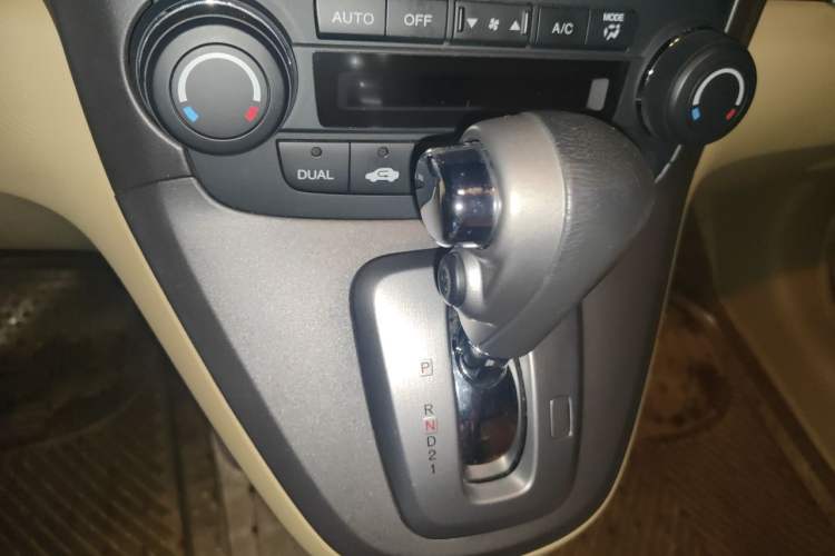 Used Honda CR-V 2010 2.4L automatic four-wheel drive luxury version Gear Lever