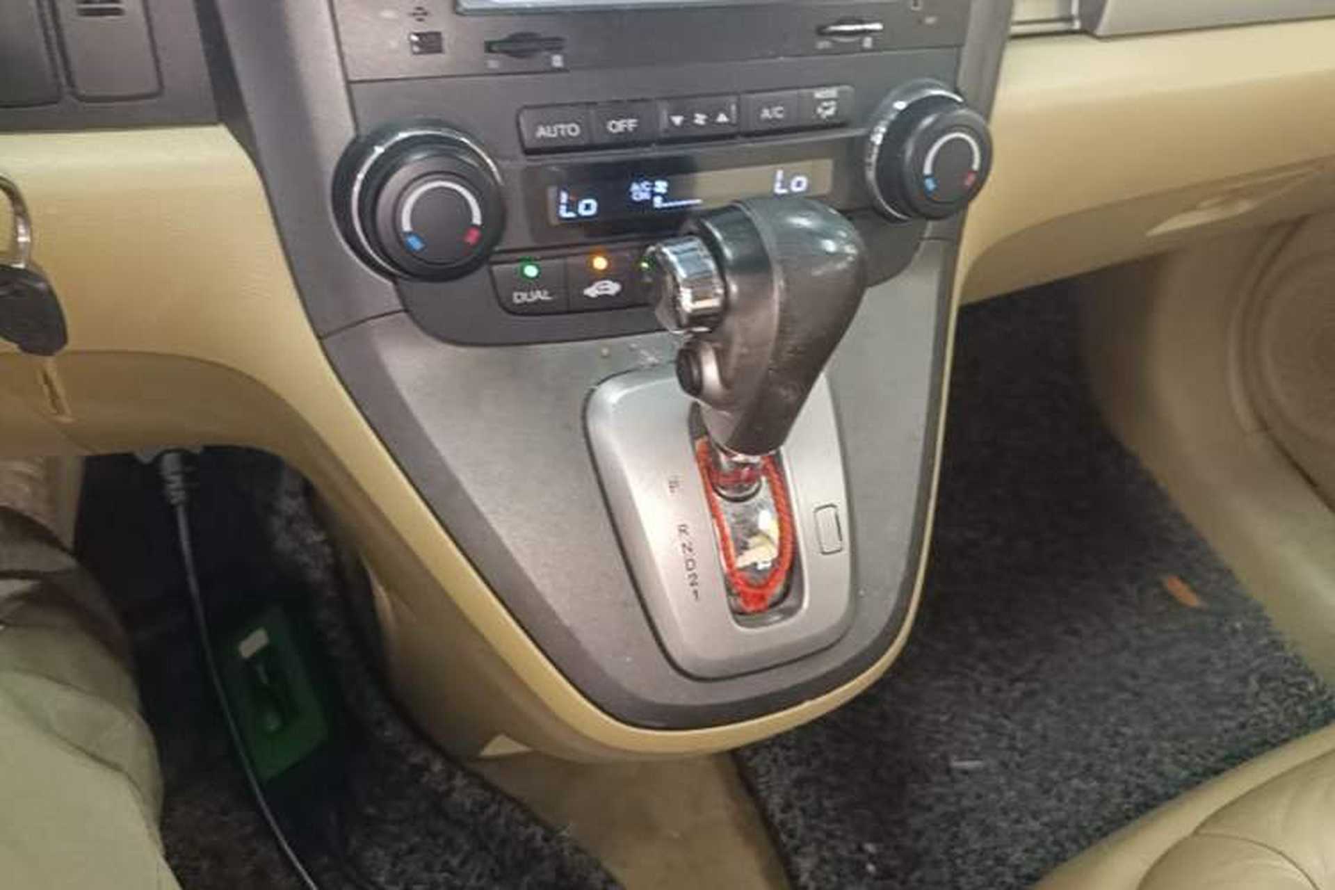 Used Honda CR-V 2010 2.4L automatic four-wheel drive luxury version Gear Lever