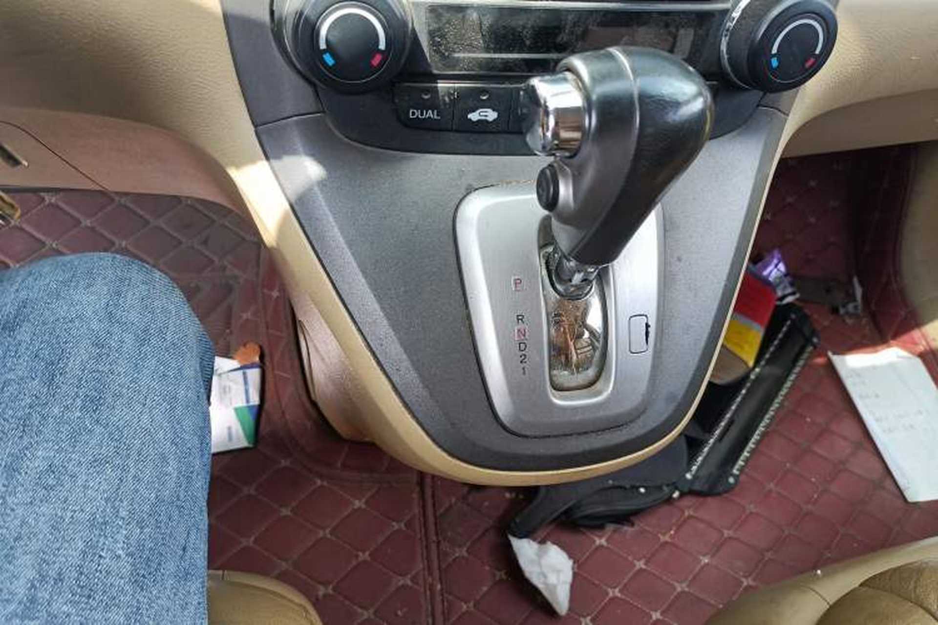 Used Honda CR-V 2010 2.4L automatic four-wheel drive luxury version Gear Lever