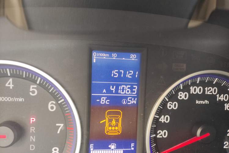 Used Honda CR-V 2010 2.4L automatic four-wheel drive luxury version Odometer Close Up