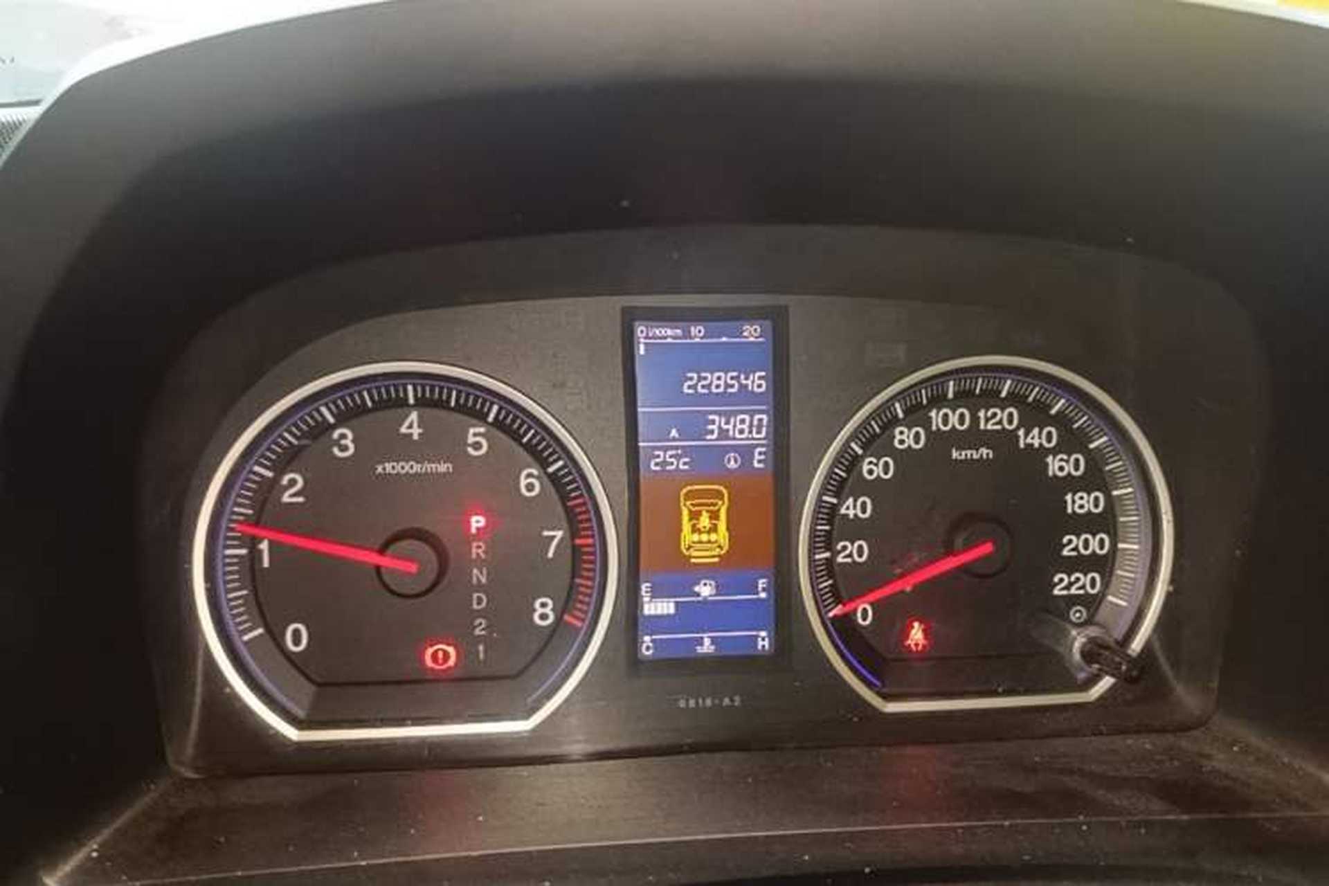 Used Honda CR-V 2010 2.4L automatic four-wheel drive luxury version Odometer Close Up