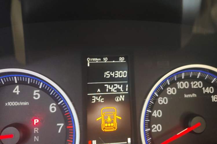 Used Honda CR-V 2010 2.4L automatic four-wheel drive luxury version Odometer Close Up