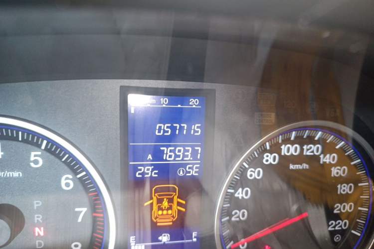 Used Honda CR-V 2010 2.4L automatic four-wheel drive luxury version Odometer Close Up