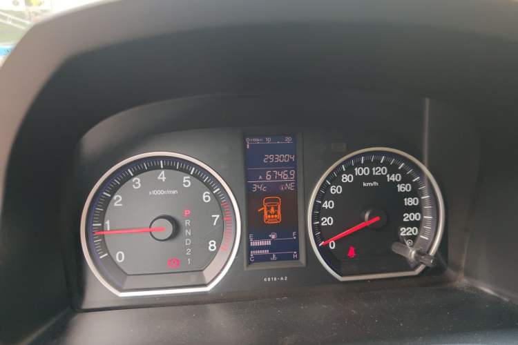 Used Honda CR-V 2010 2.4L automatic four-wheel drive luxury version Odometer Close Up