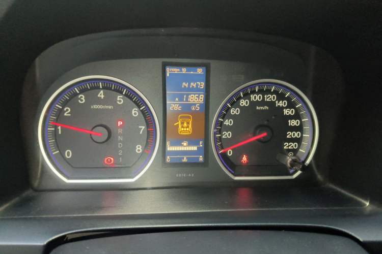 Used Honda CR-V 2010 2.4L automatic four-wheel drive luxury version Odometer Close Up