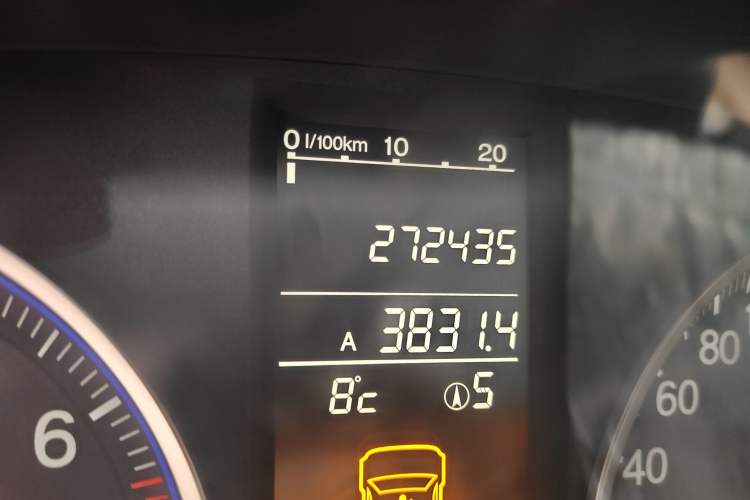 Used Honda CR-V 2010 2.4L automatic four-wheel drive luxury version Odometer Close Up