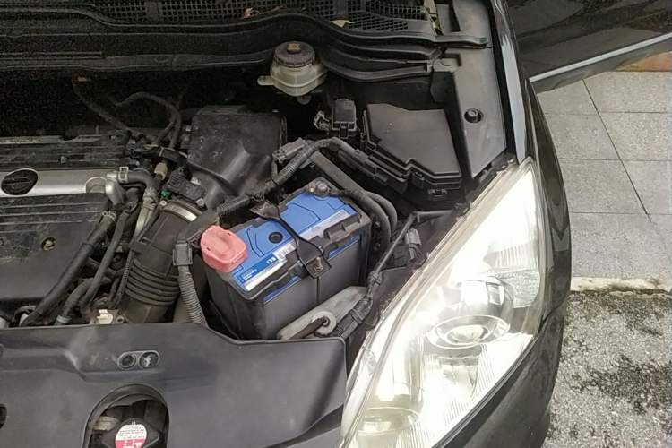 Used Honda CR-V 2010 2.4L automatic four-wheel drive luxury version Engine Bay Left