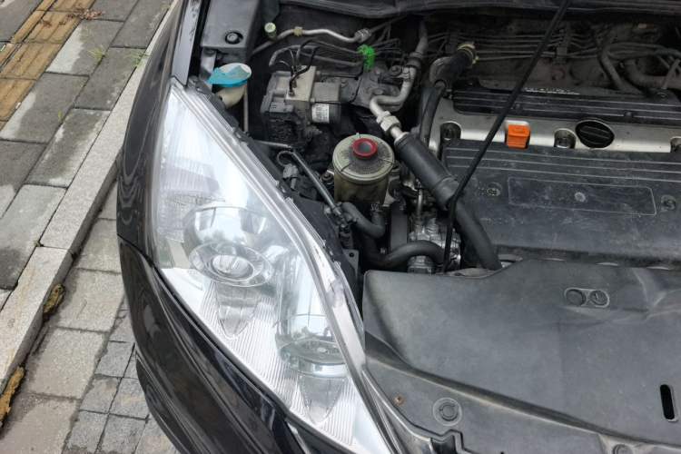 Used Honda CR-V 2010 2.4L automatic four-wheel drive luxury version Engine Bay Right