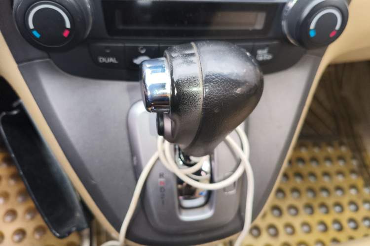 Used Honda CR-V 2010 2.4L automatic four-wheel drive luxury version Gear Lever