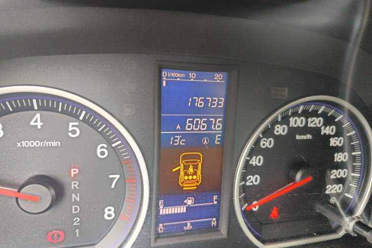 Used Honda CR-V 2010 2.4L automatic four-wheel drive luxury version Odometer Close Up