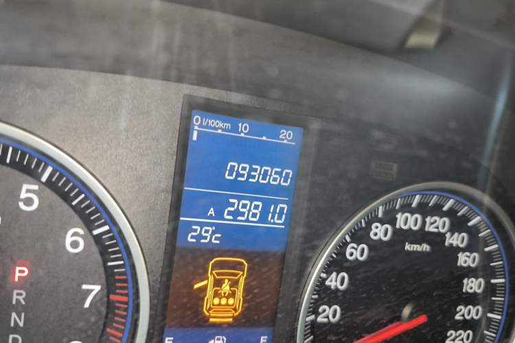 Used Honda CR-V 2010 2.0L automatic two-wheel drive urban version Odometer Close Up