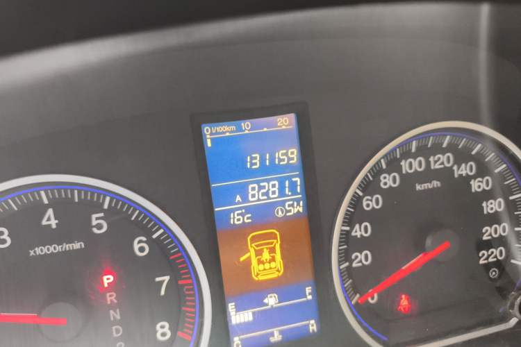 Used Honda CR-V 2010 2.4L automatic four-wheel drive luxury version Odometer Close Up