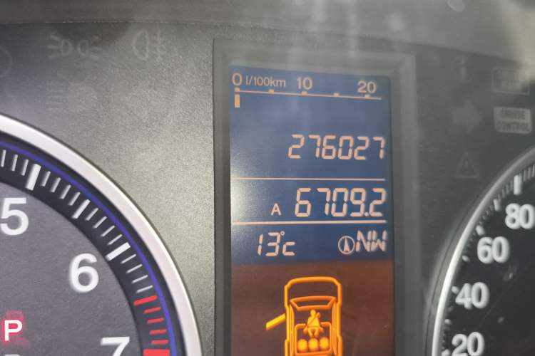 Used Honda CR-V 2010 2.4L automatic four-wheel drive luxury version Odometer Close Up