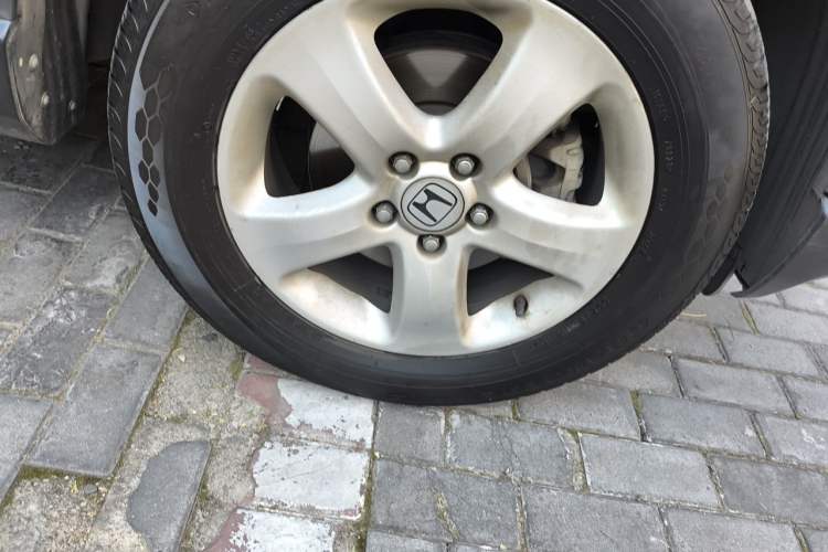 Used Honda CR-V 2010 2.0L automatic two-wheel drive urban version Right Front Wheel Hub