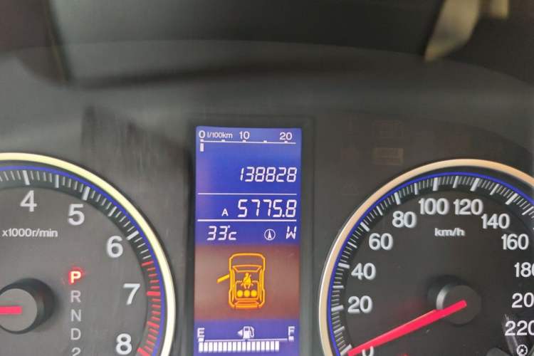 Used Honda CR-V 2010 2.4L automatic four-wheel drive luxury version Odometer Close Up