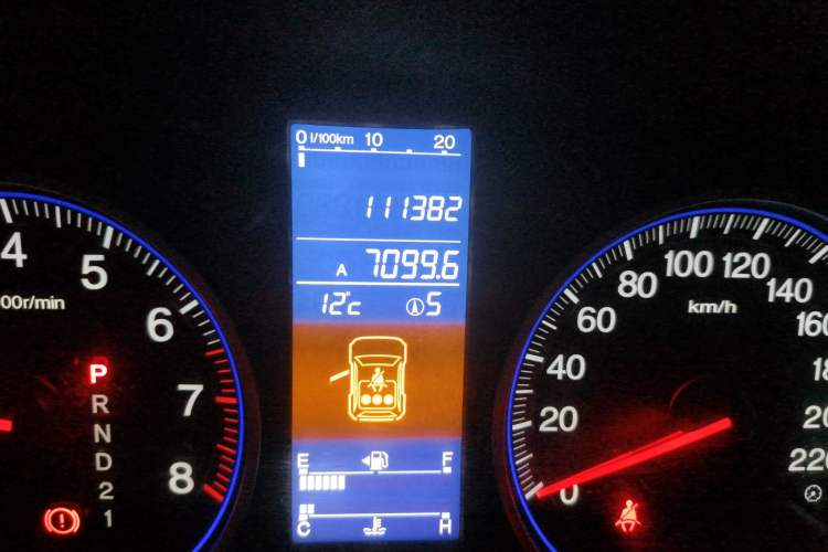 Used Honda CR-V 2010 2.4L automatic four-wheel drive luxury version Odometer Close Up