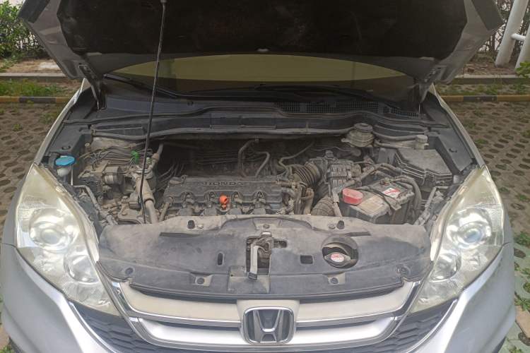 Used Honda CR-V 2010 2.0L manual two-wheel drive urban version Engine Bay