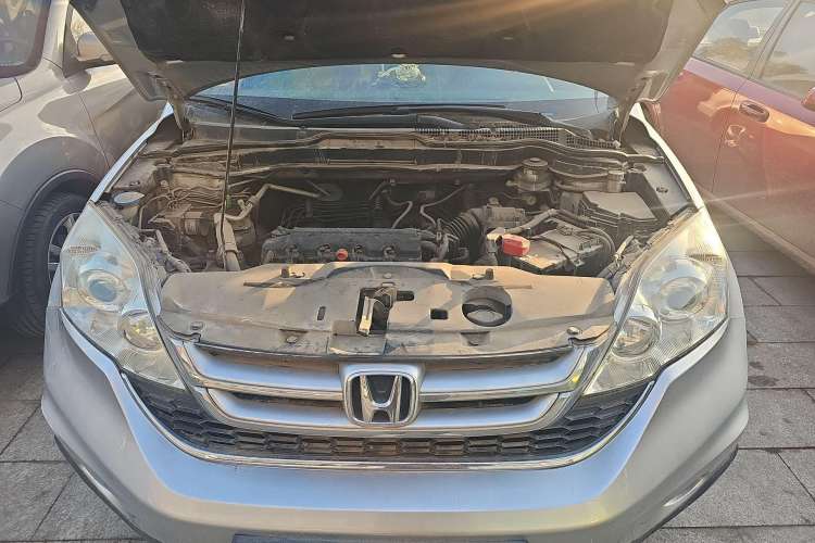 Used Honda CR-V 2010 2.0L manual two-wheel drive urban version Engine Bay