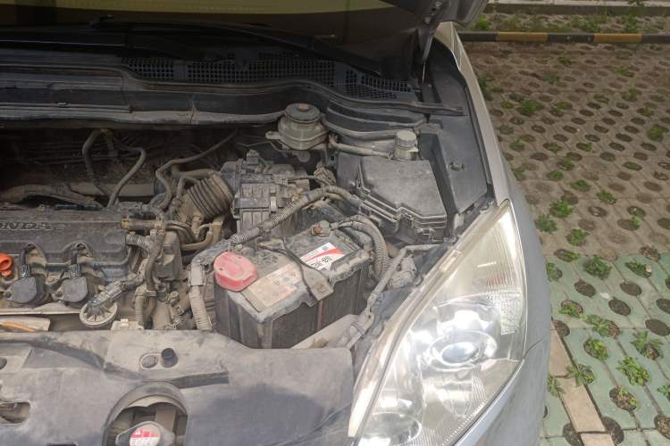 Used Honda CR-V 2010 2.0L manual two-wheel drive urban version Engine Bay Left