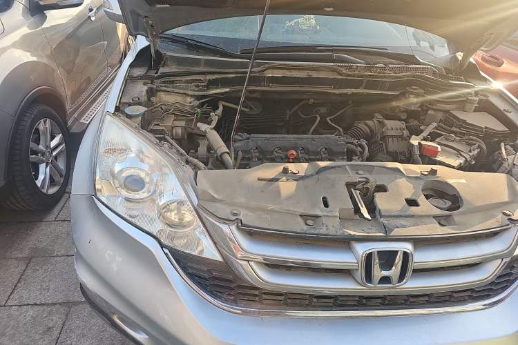 Used Honda CR-V 2010 2.0L manual two-wheel drive urban version Engine Bay Right