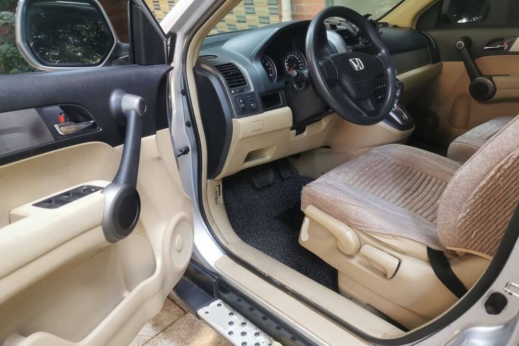 Used Honda CR-V 2010 2.0L automatic two-wheel drive urban version Interior 3
