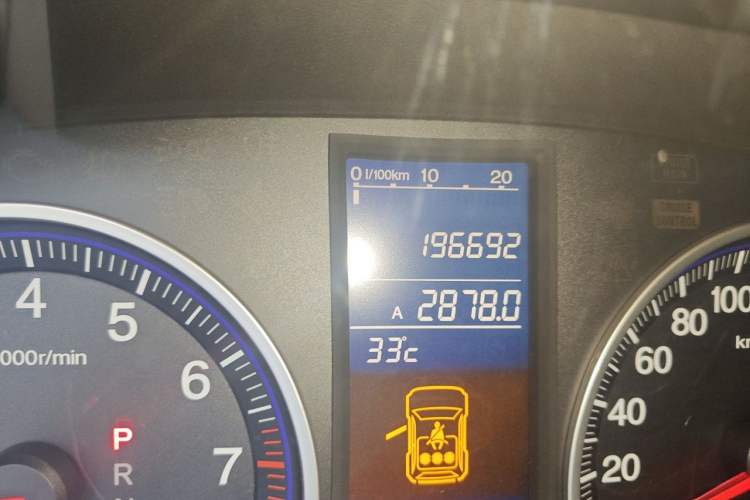 Used Honda CR-V 2010 2.0L automatic two-wheel drive urban version Odometer Close Up