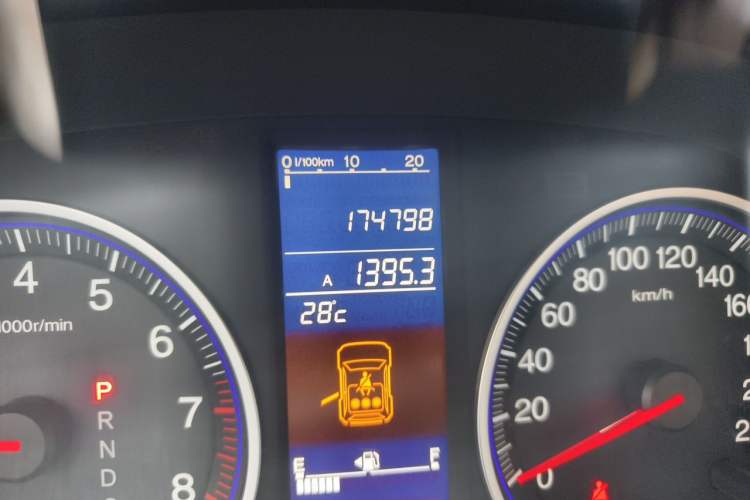 Used Honda CR-V 2010 2.0L automatic two-wheel drive urban version Odometer Close Up