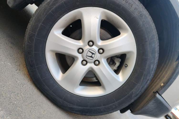Used Honda CR-V 2010 2.0L automatic two-wheel drive urban version Right Front Wheel Hub