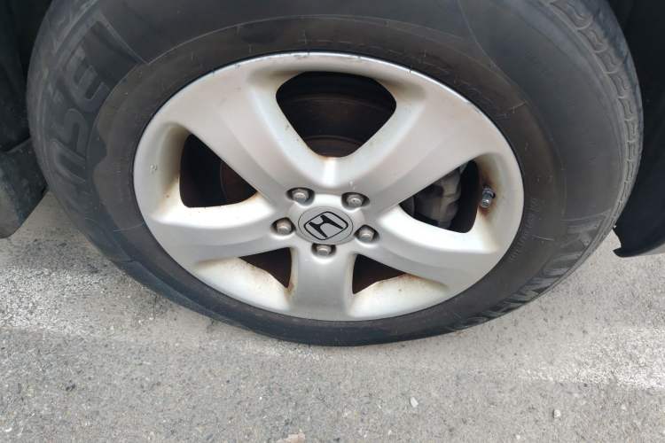 Used Honda CR-V 2010 2.0L automatic two-wheel drive urban version Right Front Wheel Hub