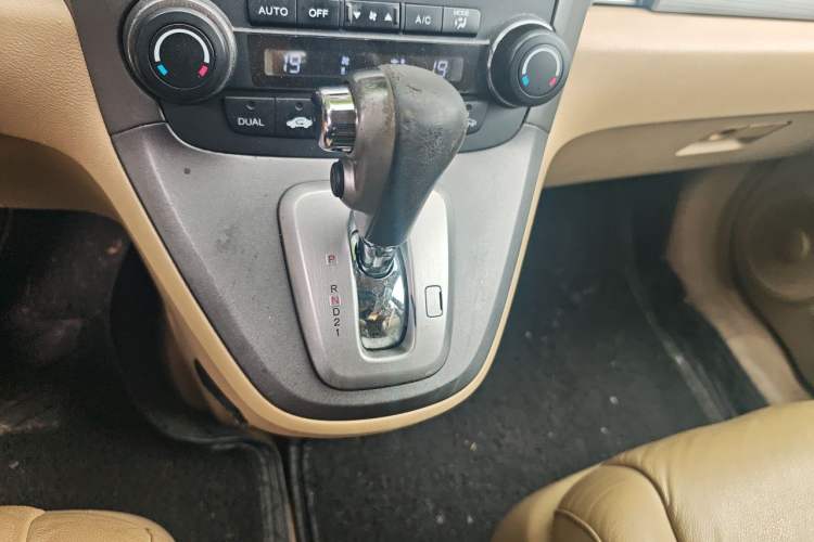 Used Honda CR-V 2010 2.4L automatic four-wheel drive luxury version Gear Lever