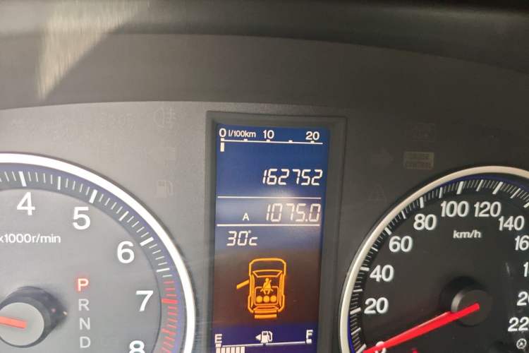 Used Honda CR-V 2010 2.0L automatic two-wheel drive urban version Odometer Close Up
