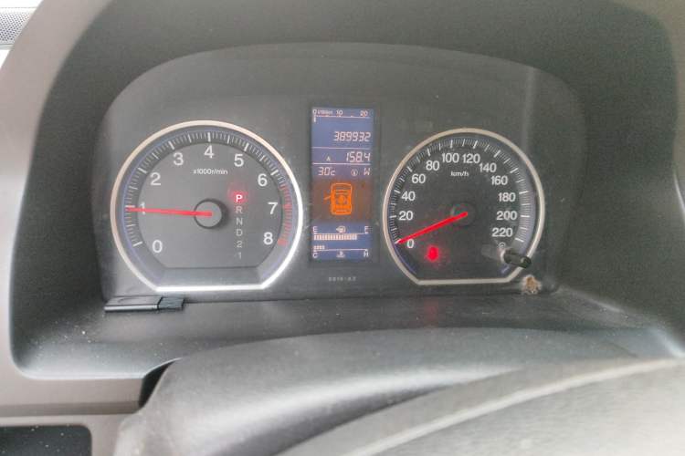 Used Honda CR-V 2010 2.4L automatic four-wheel drive luxury version Odometer Close Up