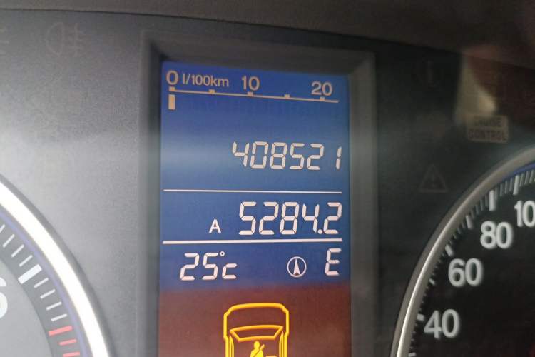 Used Honda CR-V 2010 2.4L automatic four-wheel drive luxury version Odometer Close Up
