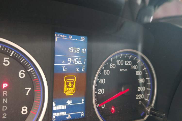 Used Honda CR-V 2010 2.4L automatic four-wheel drive luxury version Odometer Close Up