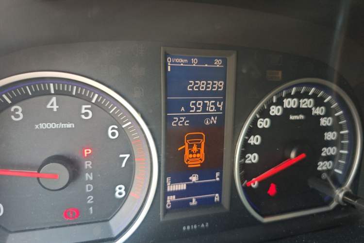Used Honda CR-V 2010 2.4L automatic four-wheel drive luxury version Odometer Close Up