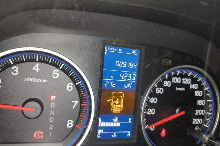 Used Honda CR-V 2010 2.4L automatic four-wheel drive luxury version Odometer Close Up