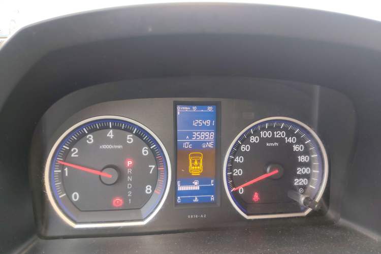 Used Honda CR-V 2010 2.4L automatic four-wheel drive luxury version Odometer Close Up