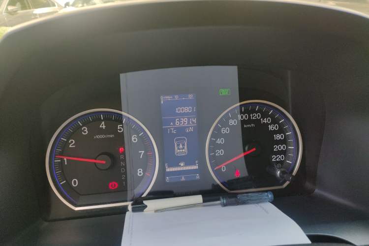 Used Honda CR-V 2010 2.4L automatic four-wheel drive luxury version Odometer Close Up