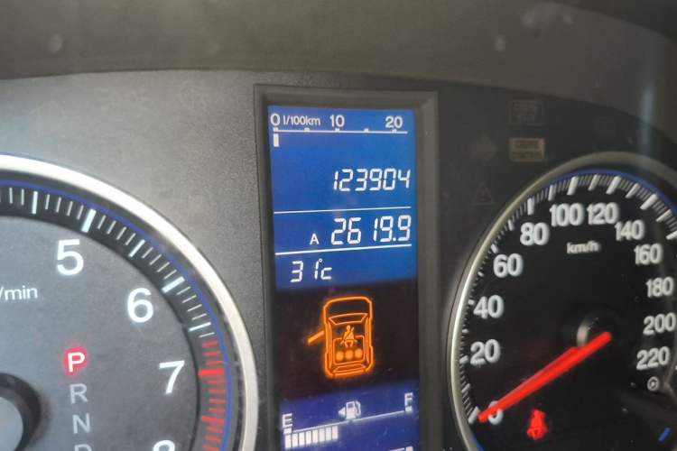 Used Honda CR-V 2010 2.0L automatic two-wheel drive urban version Odometer Close Up