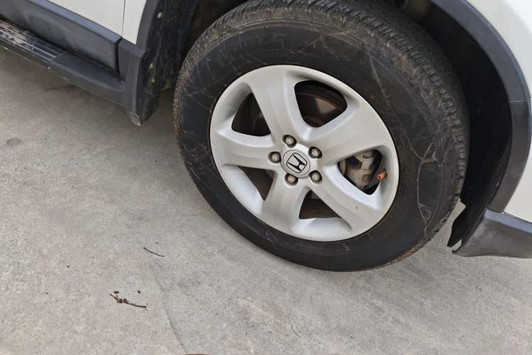 Used Honda CR-V 2010 2.0L automatic two-wheel drive urban version Right Front Wheel Hub