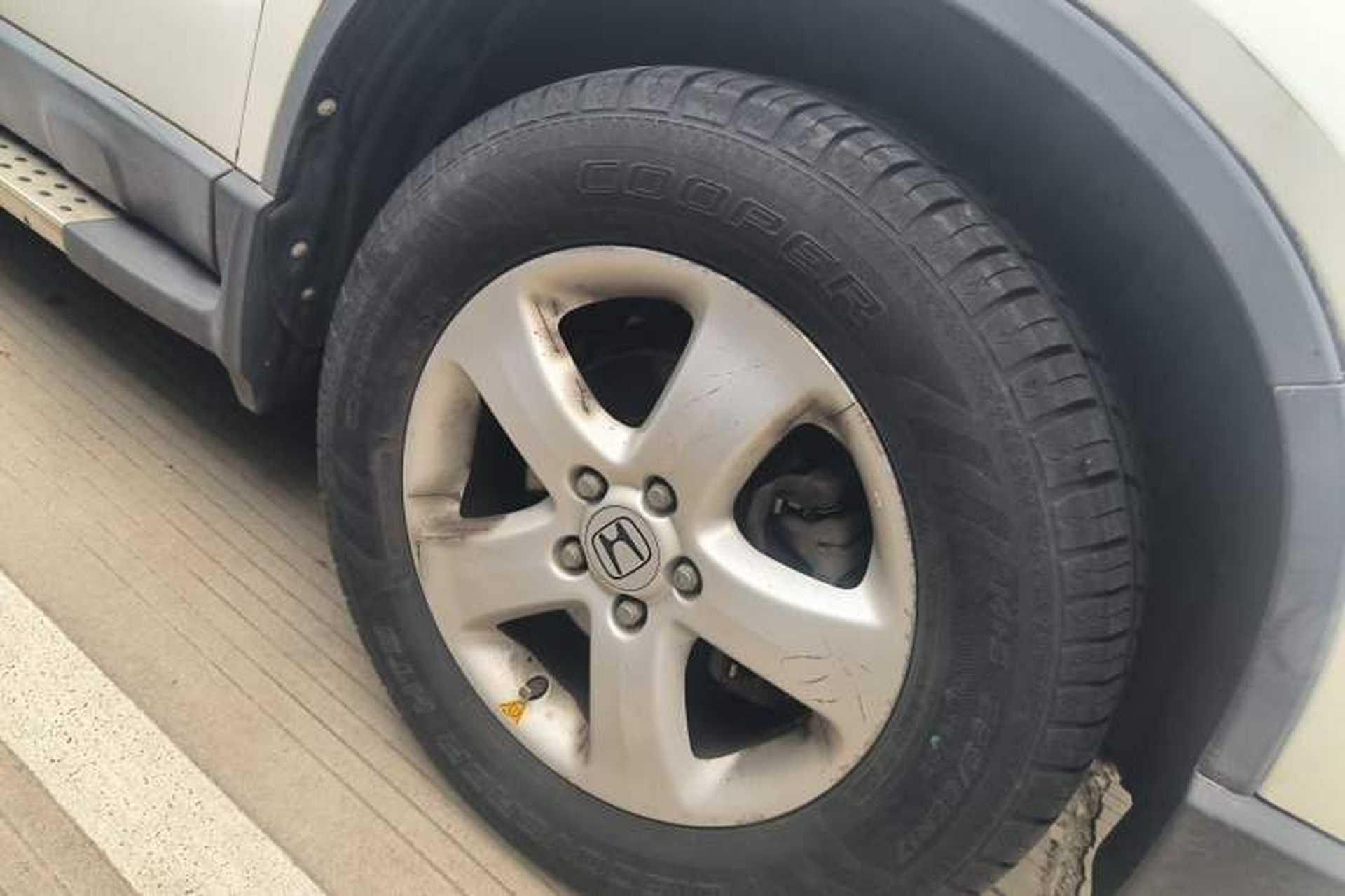 Used Honda CR-V 2010 2.0L automatic two-wheel drive urban version Right Front Wheel Hub