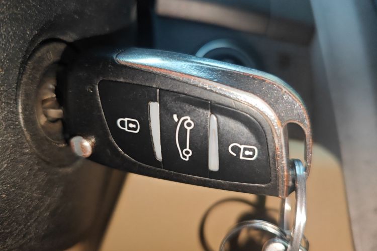 Used Honda CR-V 2010 2.4L automatic four-wheel drive luxury version Vehicle Key